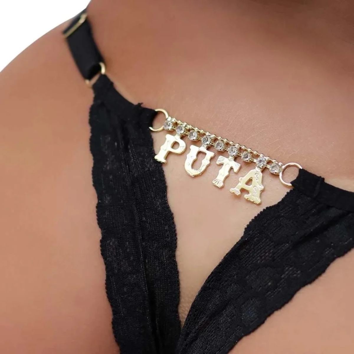 Calcinha em Renda Personalizada com Frase em Strass - Tallyta Moda frase: puta - calcinha preta